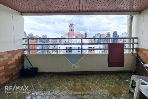 Spacious Renovated Condo Unit in Asoke - Customize to Your Style