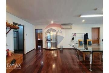 Spacious Renovated Condo Unit in Asoke - Customize to Your Style