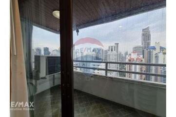 Spacious Renovated Condo Unit in Asoke - Customize to Your Style