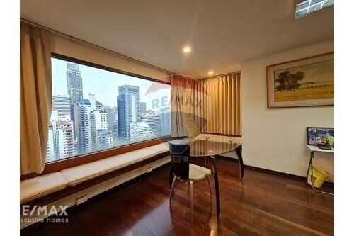 Spacious Renovated Condo Unit in Asoke - Customize to Your Style