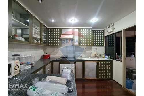 Spacious Renovated Condo Unit in Asoke - Customize to Your Style