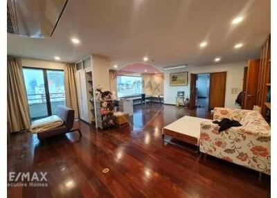 Spacious Unit in Asoke Renovate to be your own style