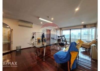Spacious Unit in Asoke Renovate to be your own style