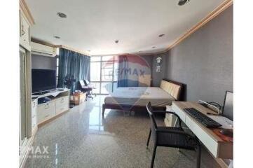 Spacious 3-Bed Condo with Maid