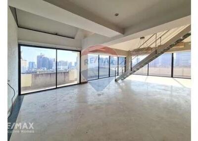 Penthouse with Spacious Balcony and Exceptional Ventilation