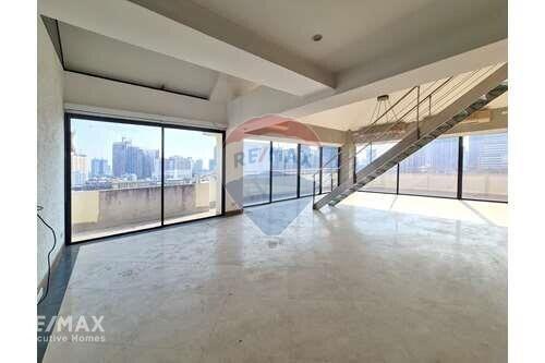 Penthouse with Spacious Balcony and Exceptional Ventilation