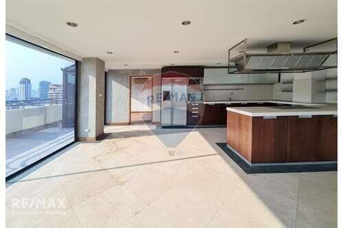 Penthouse with Spacious Balcony and Exceptional Ventilation