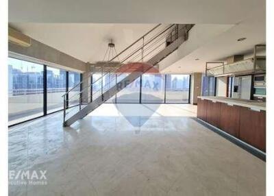 Penthouse with Spacious Balcony and Exceptional Ventilation