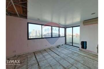 Penthouse with Spacious Balcony and Exceptional Ventilation