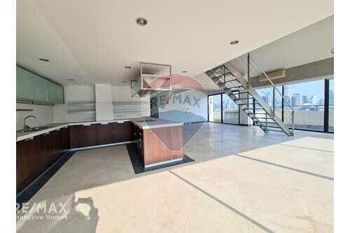 Penthouse with Spacious Balcony and Exceptional Ventilation