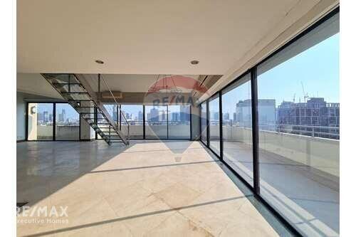 Penthouse with Spacious Balcony and Exceptional Ventilation