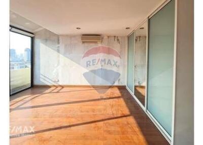 Penthouse with Spacious Balcony and Exceptional Ventilation