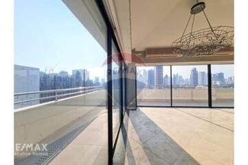 Penthouse with Spacious Balcony and Exceptional Ventilation