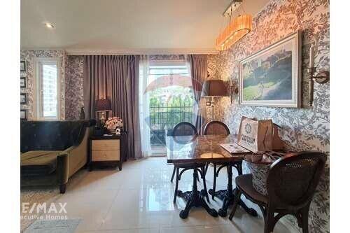 Spacious 2-Bed Condo with Corner Unit, 9 Mins Walk to BTS Phrom Phong