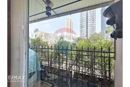 Spacious 2-Bed Condo with Corner Unit, 9 Mins Walk to BTS Phrom Phong