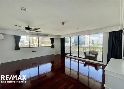 Good view with Benjakitti Park view, newly renovated with 4 bedrooms+Maid