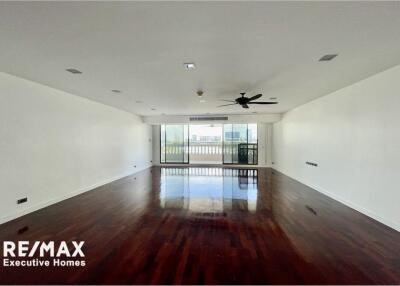 Good view with Benjakitti Park view, newly renovated with 4 bedrooms+Maid