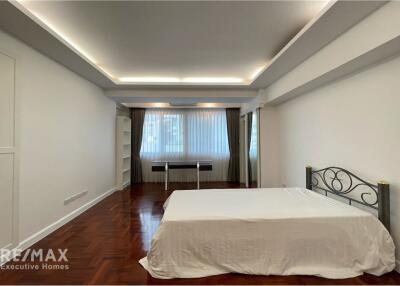 Stylish and Convenient: Rent a Fully Furnished 3-Bedroom Apartment with Balcony near BTS Promphong