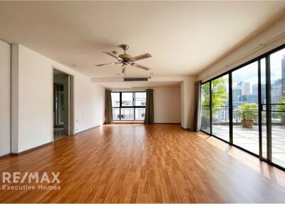 Spacious and Pet-Friendly: 3+1 Bedroom  with a Large Living Room, Expansive Balcony, and Easy Access to BTS.