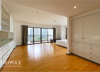 Spacious and Pet-Friendly: 3+1 Bedroom  with a Large Living Room, Expansive Balcony, and Easy Access to BTS.