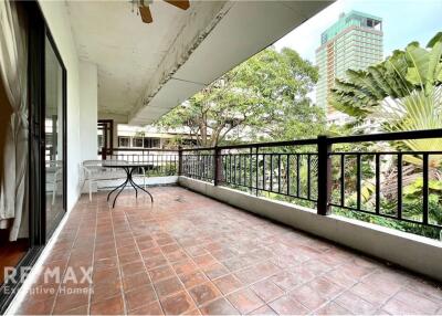 Lovely unit homey style big balcony; easy walk near by convenient store, supermarket, nice restaurant and pet friendly  5 minutes walk to bts Asoke.