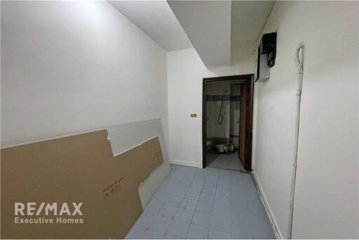 Spacious modern condominium  5-bedroom, ideal for families close to Promphong BTS.