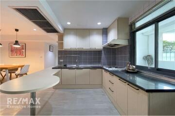 Spacious modern condominium  5-bedroom, ideal for families close to Promphong BTS.