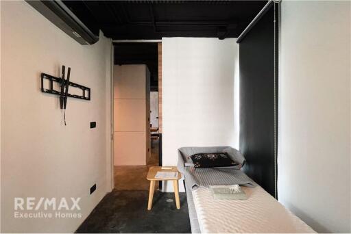 Modern Loft-Style Living in Prime Thonglor: 3+1 Bedroom Corner Unit.