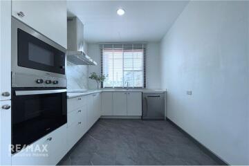 Newly Renovated Pet Friendly 2-bedrooms large balcony with big garden in Thong lor.