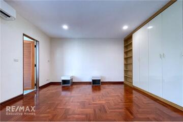 Newly Renovated Pet Friendly 2-bedrooms large balcony with big garden in Thong lor.