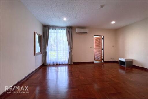 Newly Renovated Pet Friendly 2-bedrooms large balcony with big garden in Thong lor.