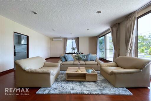 Newly Renovated Pet Friendly 2-bedrooms large balcony with big garden in Thong lor.