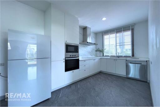 Newly Renovated Pet Friendly 2-bedrooms large balcony with big garden in Thong lor.