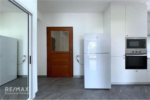 Newly Renovated Pet Friendly 2-bedrooms large balcony with big garden in Thong lor.