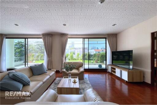 Newly Renovated Pet Friendly 2-bedrooms large balcony with big garden in Thong lor.