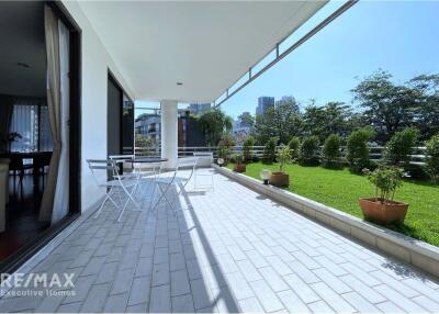 Newly Renovated Pet Friendly 2-bedrooms large balcony with big garden in Thong lor.