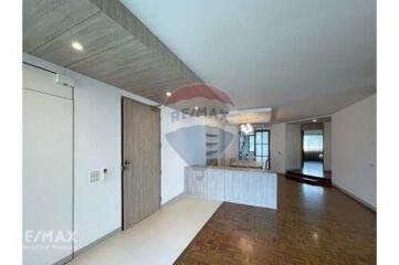 Newly renovated and new fully furnished home in Phrom Phong.