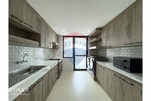 Newly renovated and new fully furnished home in Phrom Phong.