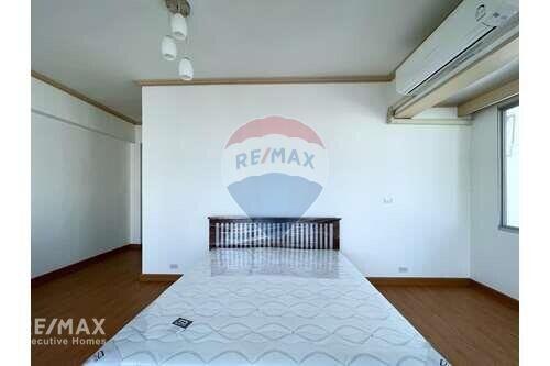 Newly Renovated  3-bedrooms large balcony with garden in Thong lor.