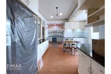 Newly Renovated  3-bedrooms large balcony with garden in Thong lor.