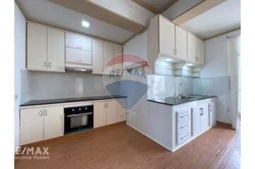 Newly Renovated  3-bedrooms large balcony with garden in Thong lor.