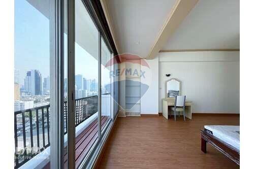 Newly Renovated  3-bedrooms large balcony with garden in Thong lor.