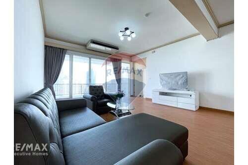 Newly Renovated  3-bedrooms large balcony with garden in Thong lor.