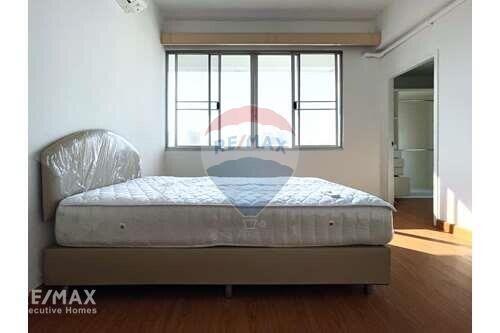 Newly Renovated  3-bedrooms large balcony with garden in Thong lor.