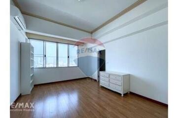 Newly Renovated  3-bedrooms large balcony with garden in Thong lor.