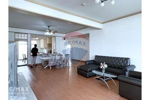 Newly Renovated  3-bedrooms large balcony with garden in Thong lor.