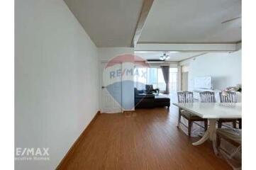 Newly Renovated  3-bedrooms large balcony with garden in Thong lor.