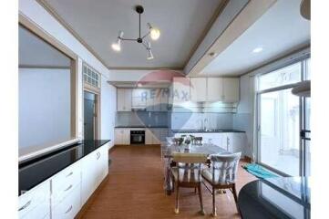 Newly Renovated  3-bedrooms large balcony with garden in Thong lor.