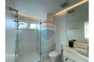 Modern fully furnished home close to Phrom Phong BTS.