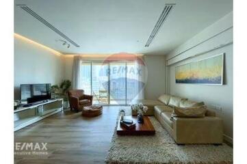 Modern fully furnished home close to Phrom Phong BTS.